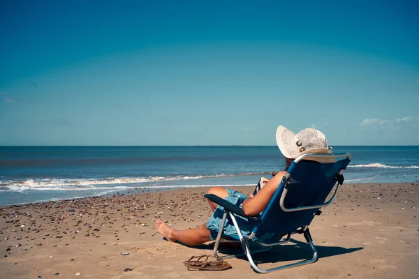 Una Hembra Solitaria Sentada Una Tumbona Playa Lugar Perfecto Para — Foto de Stock