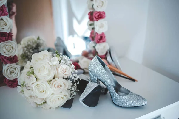 선택적 초점으로 장미꽃과 신부용 신발을 — 스톡 사진