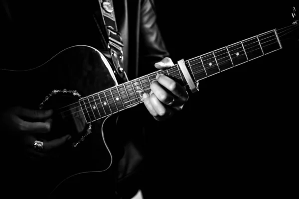 ギターを弾いている人の灰色のクローズアップ — ストック写真