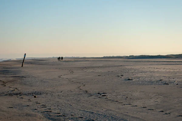 Tres Personas Caminando Una Orilla Arenosa Norderney — Foto de Stock