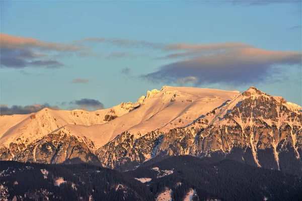 Een Adembenemend Uitzicht Het Bucegi Gebergte Met Sneeuw Bij Zonsondergang — Stockfoto