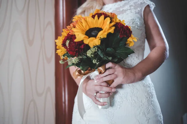 Eine Nahaufnahme Der Braut Mit Sonnenblumenstrauß Auf Ihrer Hochzeit — Stockfoto