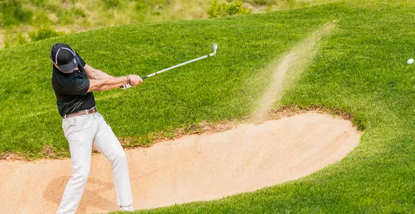 Desportista Meia Idade Jogar Golfe Campo Golfe — Fotografia de Stock