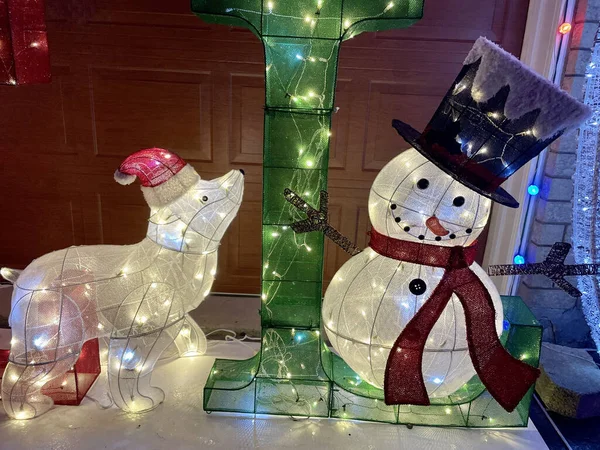 Eine Aufnahme Von Weihnachtsbeleuchtung Und Weihnachtsdekoration Mit Einem Netten Schneemann — Stockfoto
