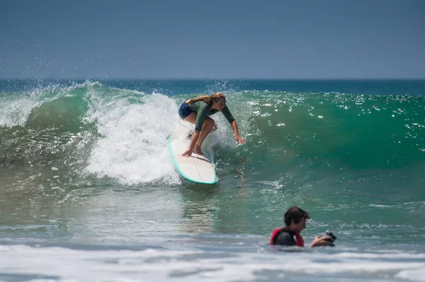 Varkala Índia Março 2020 Fotógrafo Masculino Tentando Capturar Surfista Ação — Fotografia de Stock