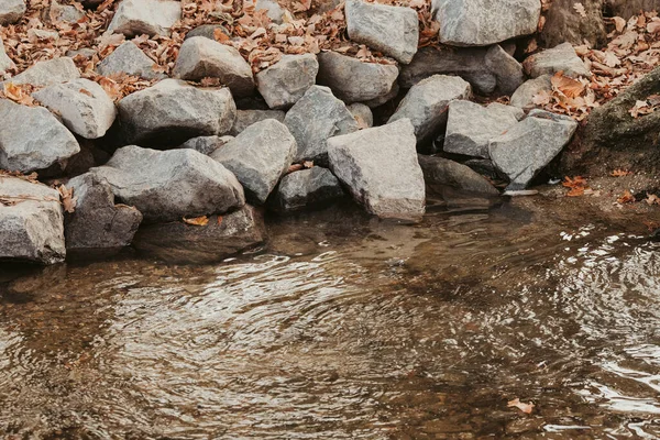 Detailní Záběr Říčního Potoka Obklopeného Skalami — Stock fotografie