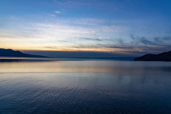 Захоплюючий Вид Хвилясте Озеро Фоні Жовтого Синього Затіненого Заходу Сонця — стокове фото