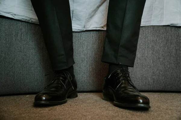 Zarif Siyah Parlak Ayakkabılı Bir Erkeğin Bacaklarının Yakın Çekimi — Stok fotoğraf