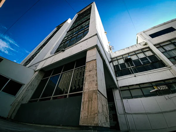 Una Toma Ángulo Bajo Edificio Viejo Con Viento Negro —  Fotos de Stock