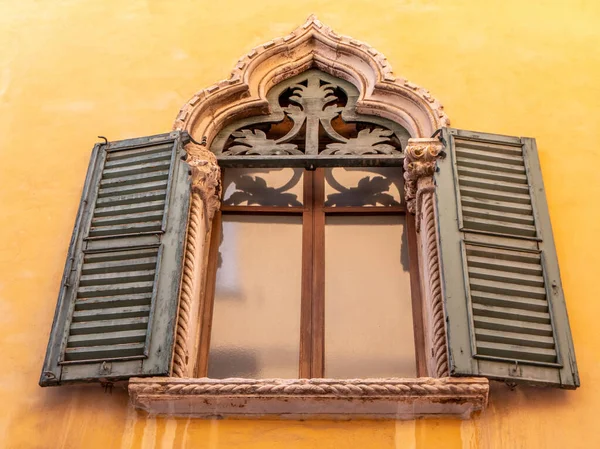 Una Foto Ángulo Bajo Una Ventana Vintage Histórica Una Pared — Foto de Stock