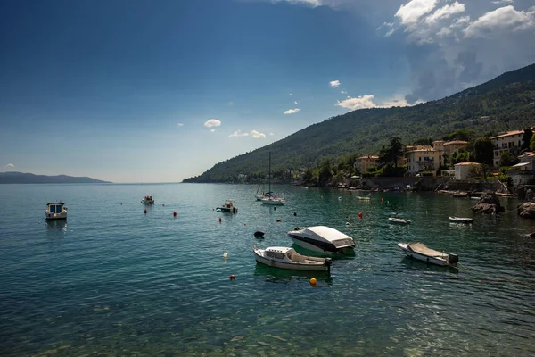 Uma Vista Panorâmica Pequenos Barcos Costa Lovran Croácia — Fotografia de Stock