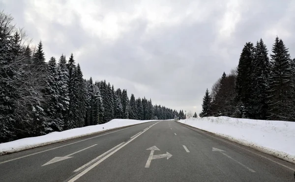 Zdjęcie Zimowego Krajobrazu Drogi Przełęczy Tihuta Rumunia — Zdjęcie stockowe