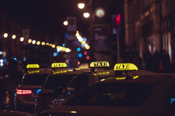 Sinais Taxi Amarelos Nos Táxis Capturados Noite — Fotografia de Stock