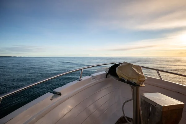 Piękny Widok Spokojnego Oceanu Lśniącego Pod Chmurnym Błękitnym Niebem Żaglówki — Zdjęcie stockowe