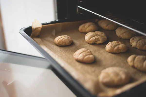 Een Close Shot Van Vers Gebakken Koekjes Met Suiker Erop — Stockfoto