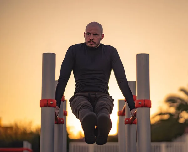 Jeune Homme Hispanique Faisant Son Exercice Sur Une Barre Horizontale — Photo