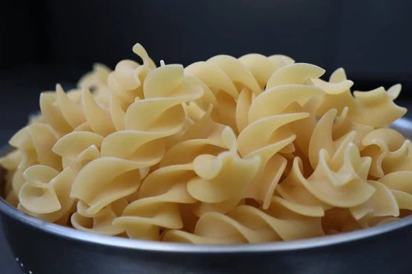 Egy Közeli Kép Nyers Friss Fusilli Tészta Egy Acél Színező — Stock Fotó