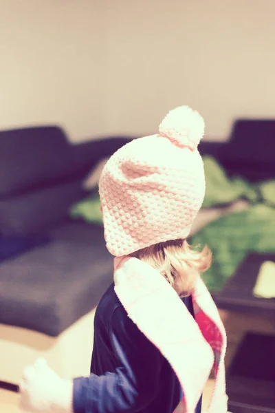 Tiro Vertical Uma Criança Usando Chapéu Casaco — Fotografia de Stock