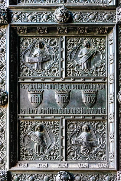 Eine Vertikale Aufnahme Von Außen Silbernen Details Eines Historischen Antiken — Stockfoto