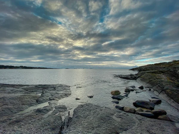 Ein Felsiges Ufer Umgeben Vom Meer Unter Wolkenverhangenem Himmel Einem — Stockfoto