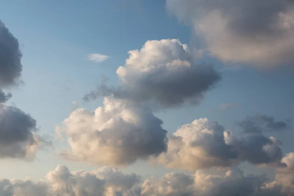 Magnífico Disparo Del Cielo Luz Del Día Con Nubes Esponjosas — Foto de Stock