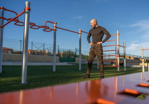 Jeune Hispanique Qui Repose Après Être Entraîné Sur Terrain Sport — Photo