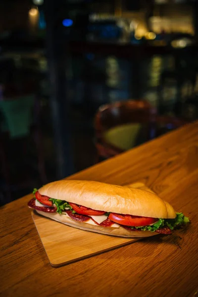 木の板の上で提供されるおいしいサンドイッチの垂直閉鎖 — ストック写真