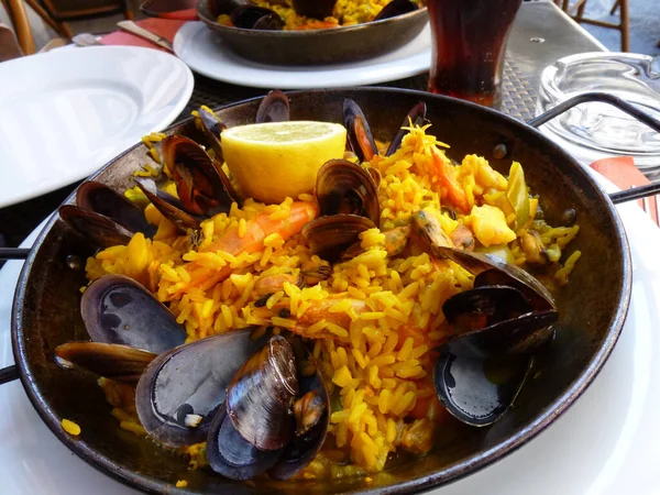 Closeup Bowl Rice Mussels Shrimps Table — Stock Photo, Image