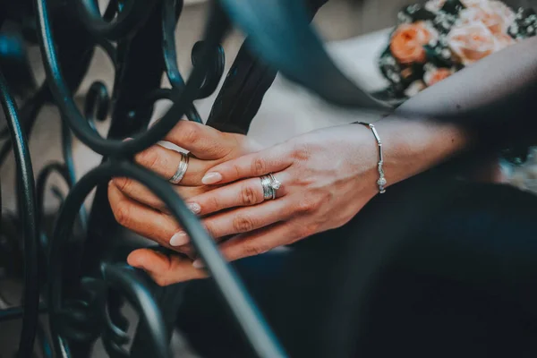 Close Tiro Uma Noiva Noivo Mostrando Seus Anéis — Fotografia de Stock