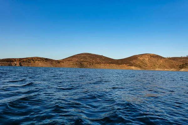 Mavi Berrak Gölün Güzel Bir Görüntüsü Mavi Gökyüzünün Altındaki Tepelerle — Stok fotoğraf