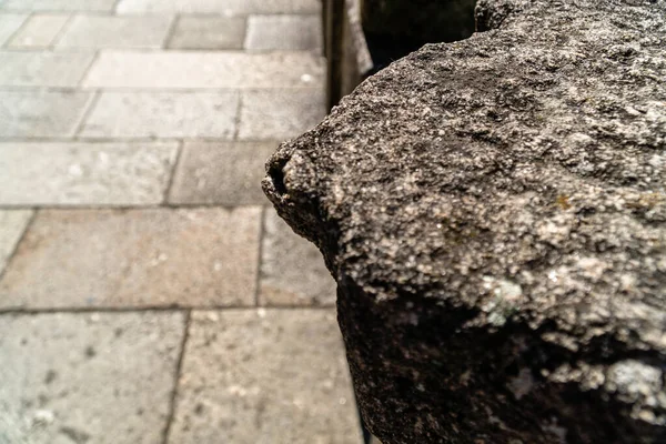 特写街道上一座石头建筑的一部分的特写镜头 — 图库照片