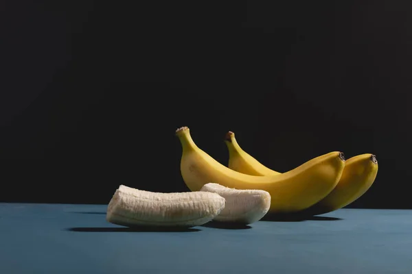 Fechamento Seletivo Foco Bananas Uma Mesa Azul — Fotografia de Stock