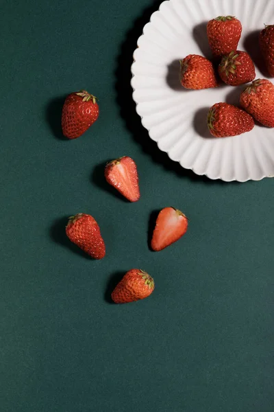 Top View Vertical Closeup Strawberries Plate Blue Surface — Stock Photo, Image