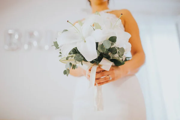 Une Mise Point Sélective Beau Bouquet Blanc Dans Les Mains — Photo