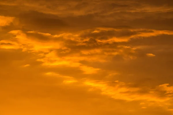 曇り空の美しい夕日 — ストック写真