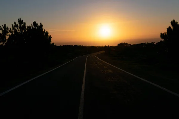 Ein Atemberaubender Blick Auf Einen Goldenen Sonnenuntergangshimmel Über Der Straße — Stockfoto