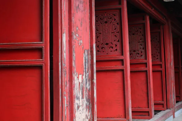 Les Rangées Portes Rouges Bois Décorées Avec Design Traditionnel — Photo