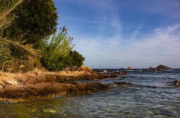 Une Vue Des Rochers Mer Sous Ciel Nuageux — Photo