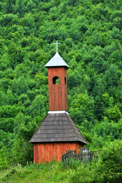 阳光灿烂的日子里 森林前面的小木制教堂的美丽景色 — 图库照片