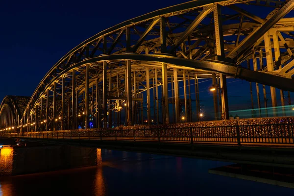 Prosvětlené Hohenzollern Arch Bridge Detaily Kolíně Nad Rýnem Německo Noci — Stock fotografie