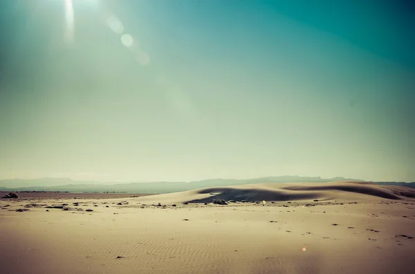 Een Prachtig Woestijnlandschap Met Zandduinen Onder Een Perfect Heldere Hemel — Stockfoto