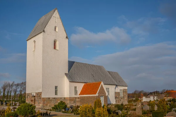 Iglesia Sonder Nissum Bajo Cielo Azul Luz Del Sol Ulfborg —  Fotos de Stock