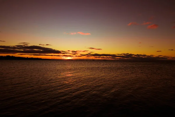 Μια Όμορφη Δύση Ήλιος Ηλιοβασιλέματος Στον Ορίζοντα Και Ένα Ήρεμο — Φωτογραφία Αρχείου