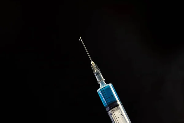 在孤立的黑色背景上的疫苗注射器特写镜头 Coronavirus Covid 19概念 — 图库照片