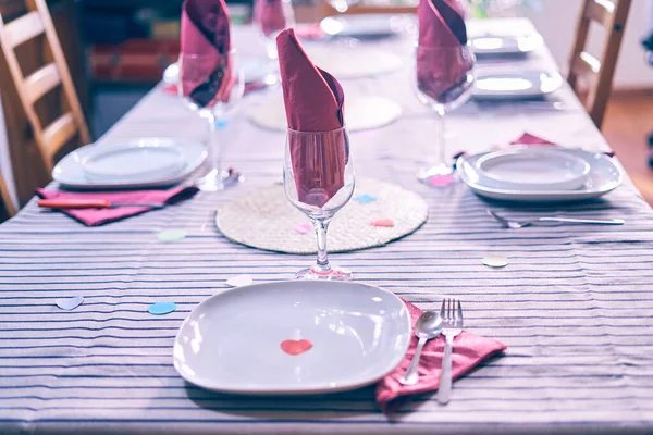 식탁에 접시와 자주색 냅킨을 파티를 준비하는 — 스톡 사진
