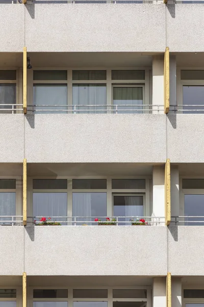ドイツ デルメンホルストのモノトーン住宅のバルコニーと窓の垂直ショット — ストック写真