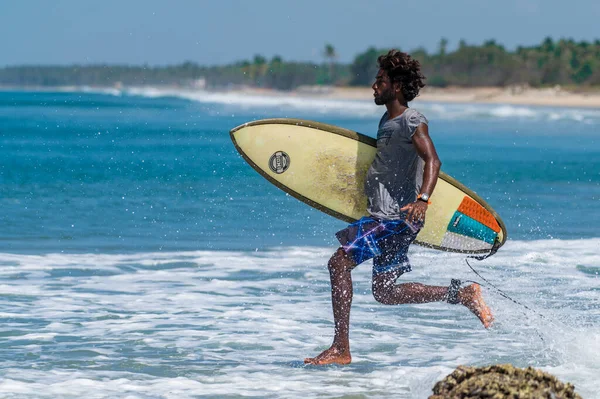 Varkala India Marzo 2020 Surfista Indio Corriendo Furioso Hacia Océano — Foto de Stock