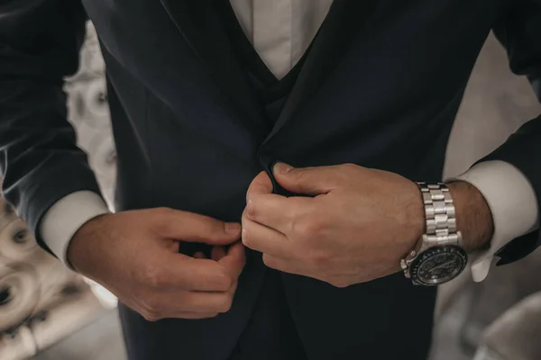 Noivo Abotoando Seu Casaco Para Dia Casamento — Fotografia de Stock