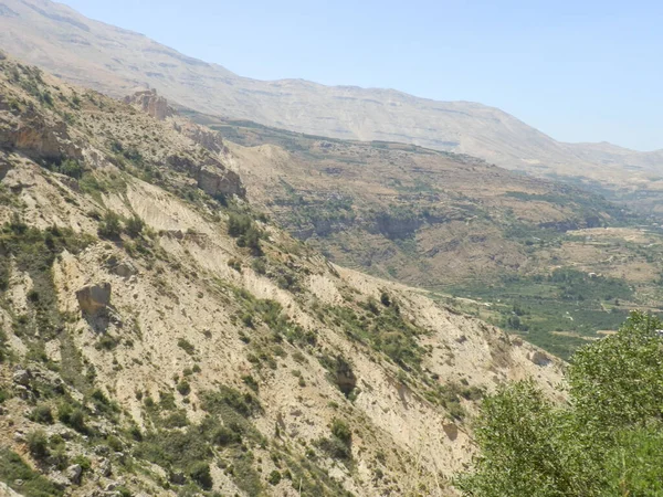 Ένα Ηλιόλουστο Τοπίο Στο Βραχώδες Ορεινό Τοπίο Στην Κοιλάδα Kadisha — Φωτογραφία Αρχείου