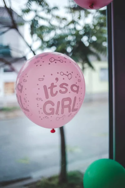 Eine Selektive Fokusaufnahme Eines Rosafarbenen Ballons Einer Geschlechtsspezifischen Party — Stockfoto